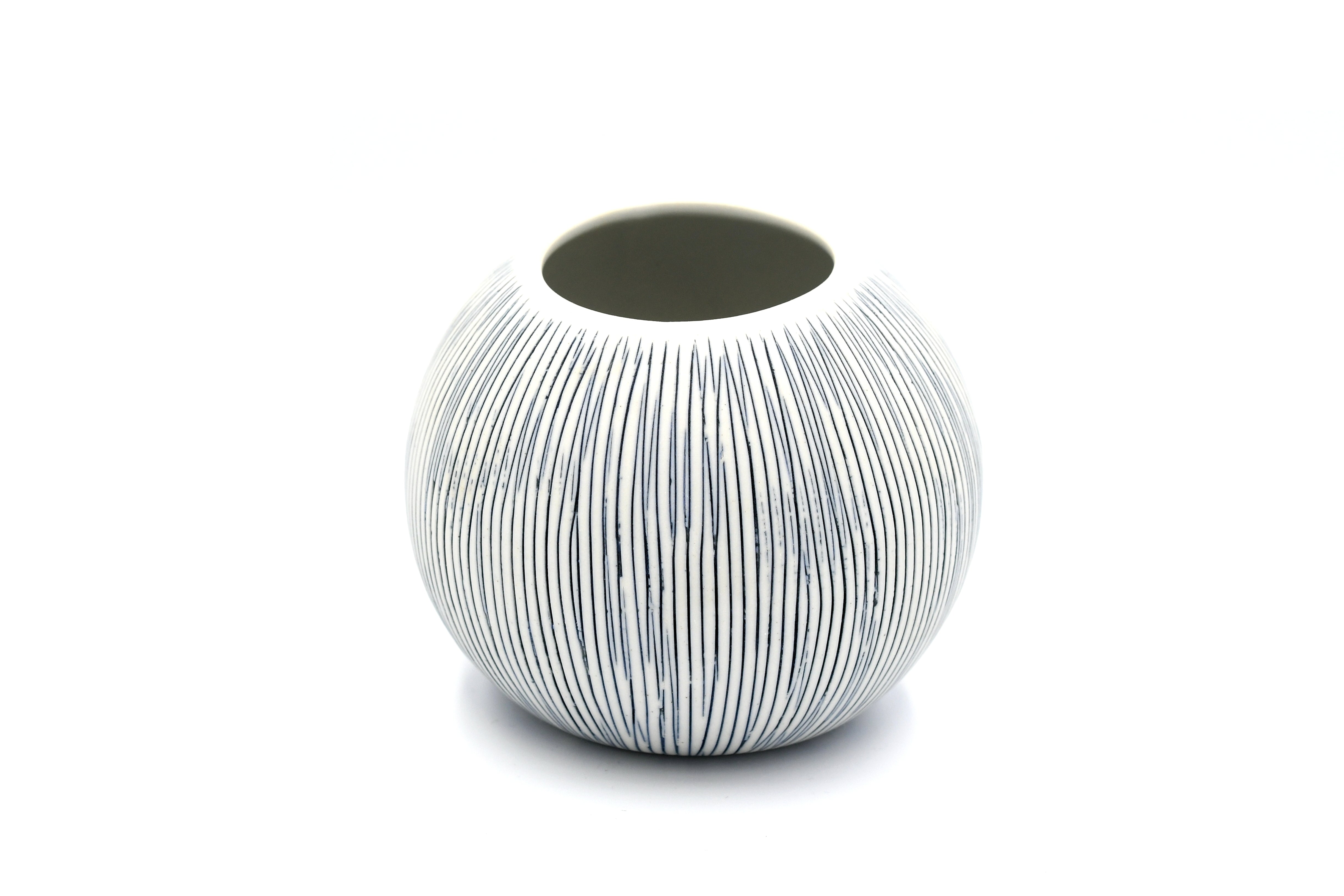 Pettra Round Large Porcelain Pot – Raku Gallery